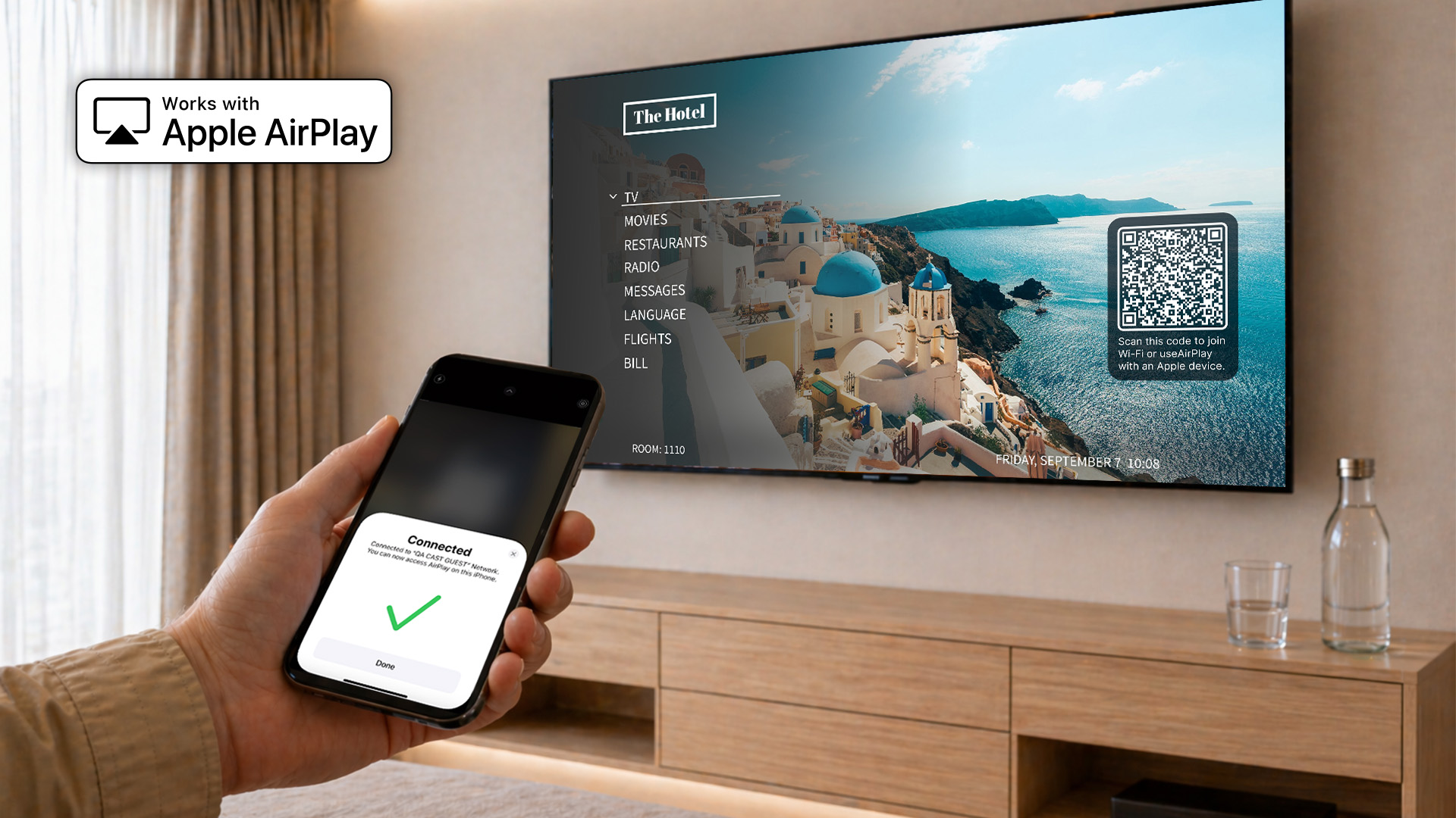 Televisor de una habitación de hotel con Nonius TV+ transmitiendo a través de Apple AirPlay desde un iPhone, lo que permite una transmisión inalámbrica fluida sin necesidad de hardware externo