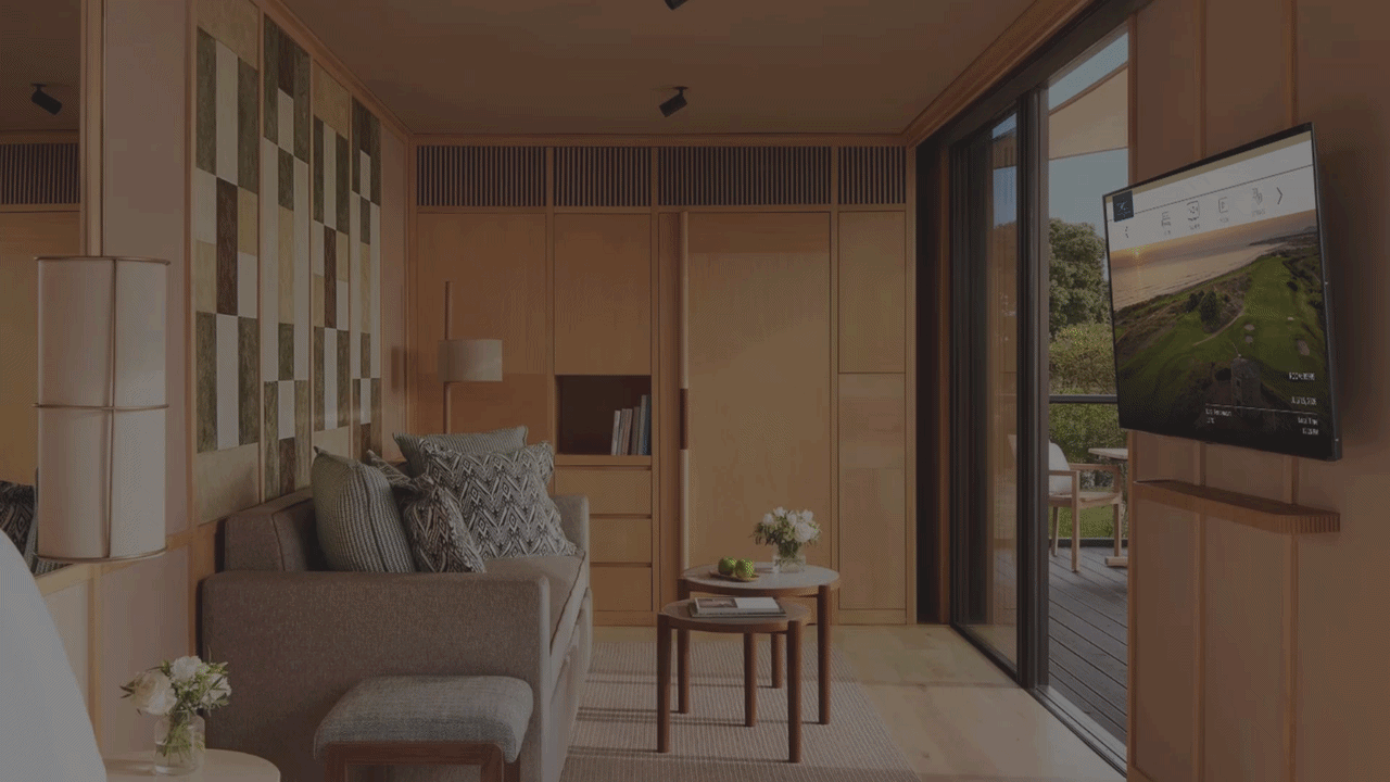 Guest room at Tivoli Estela Golf & Lodges equipped with an LG Hospitality TV displaying the Nonius TV+ platform, illustrating an integrated technological ecosystem with TV, Wi-Fi, Voice, GPON network, and cloud services for a premium guest digital experience.